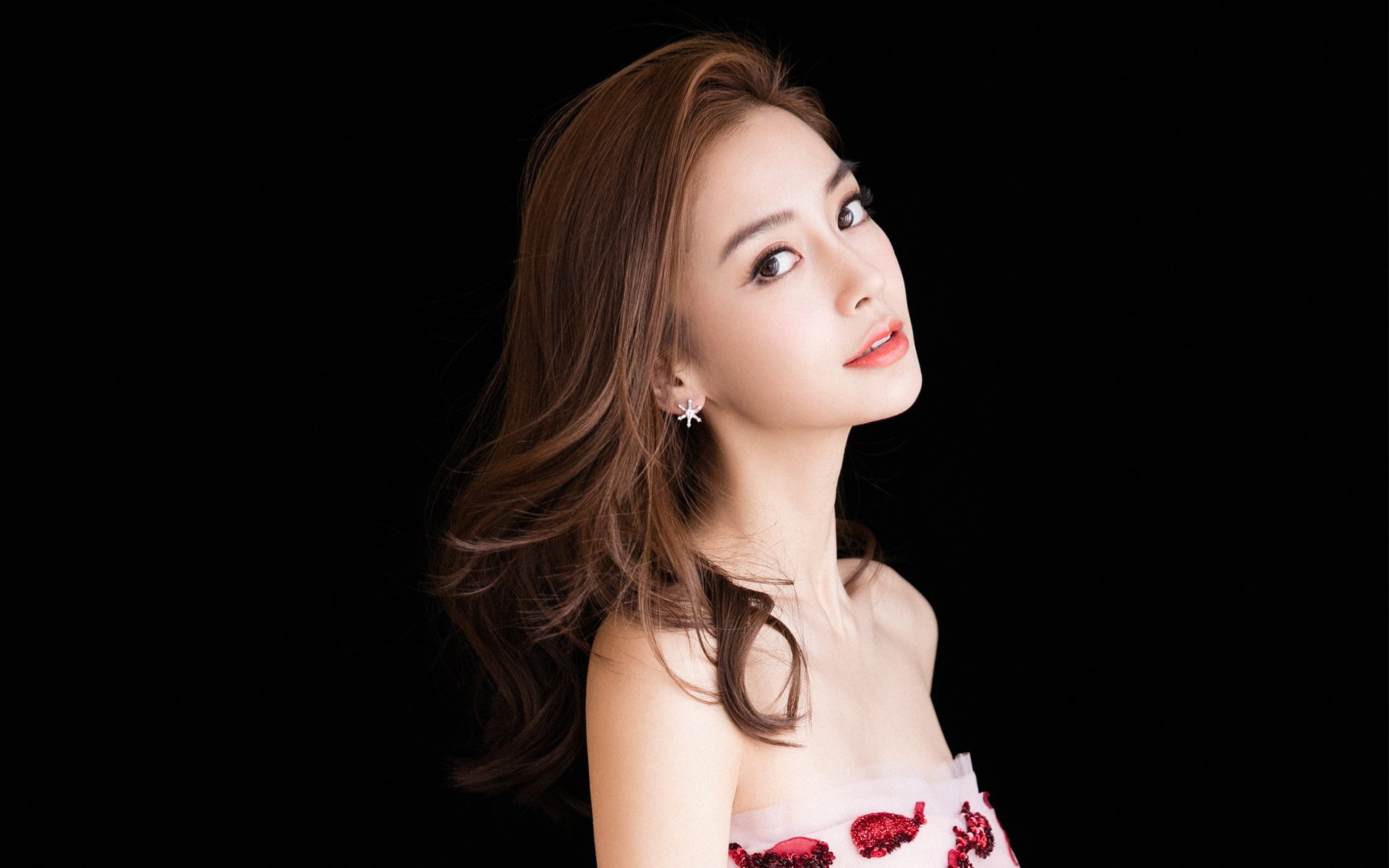 华体会在线下载-朗斯连续抢断破坏对方中场组织