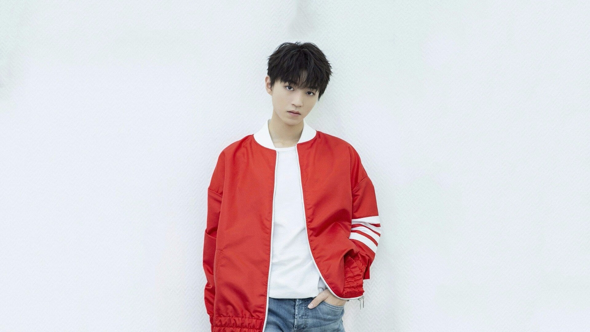 滑雪公开赛专业组选手挑战高难度动作，滑雪竞赛