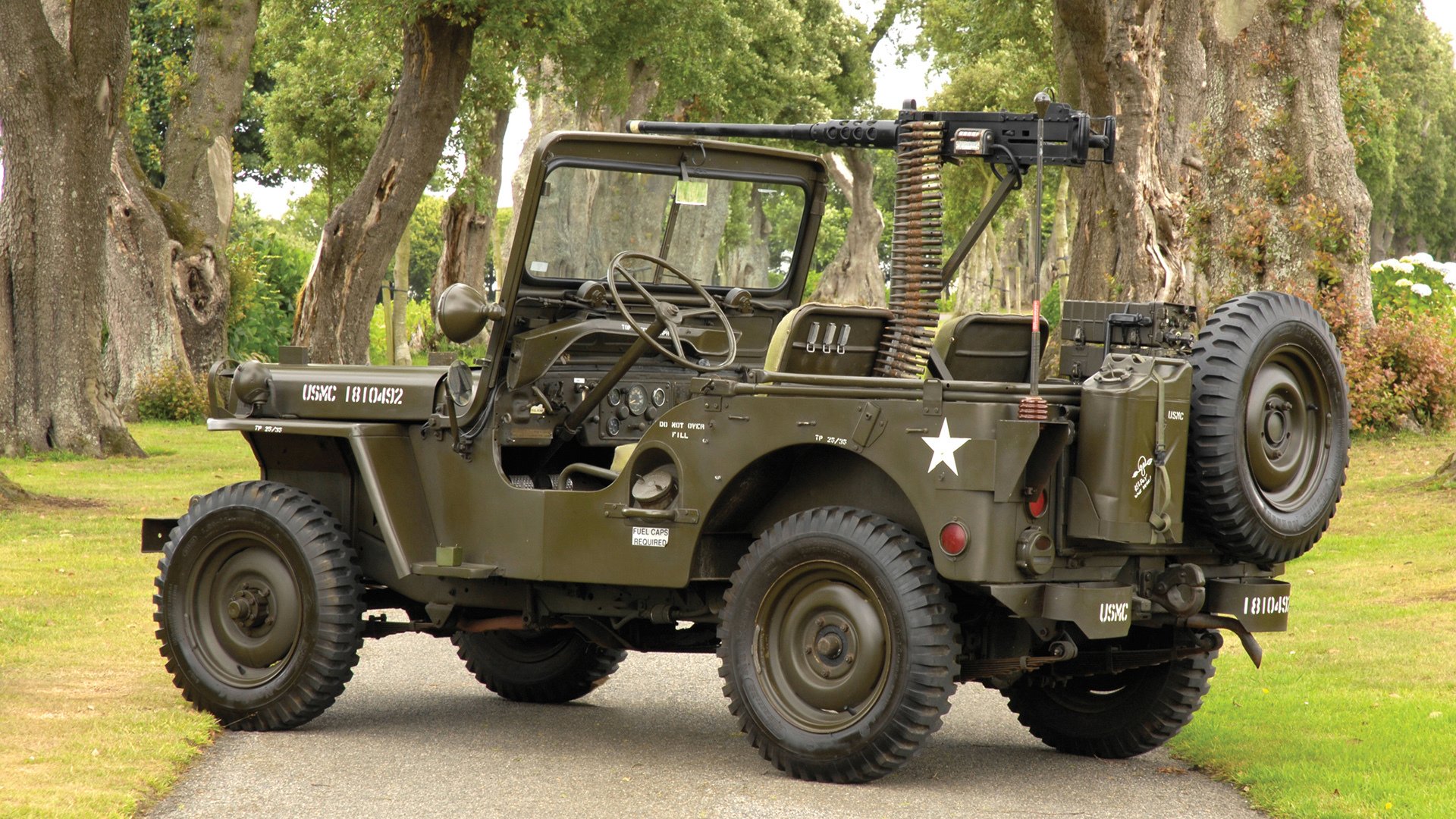 滑雪公开赛专业组选手挑战高难度动作，滑雪竞赛