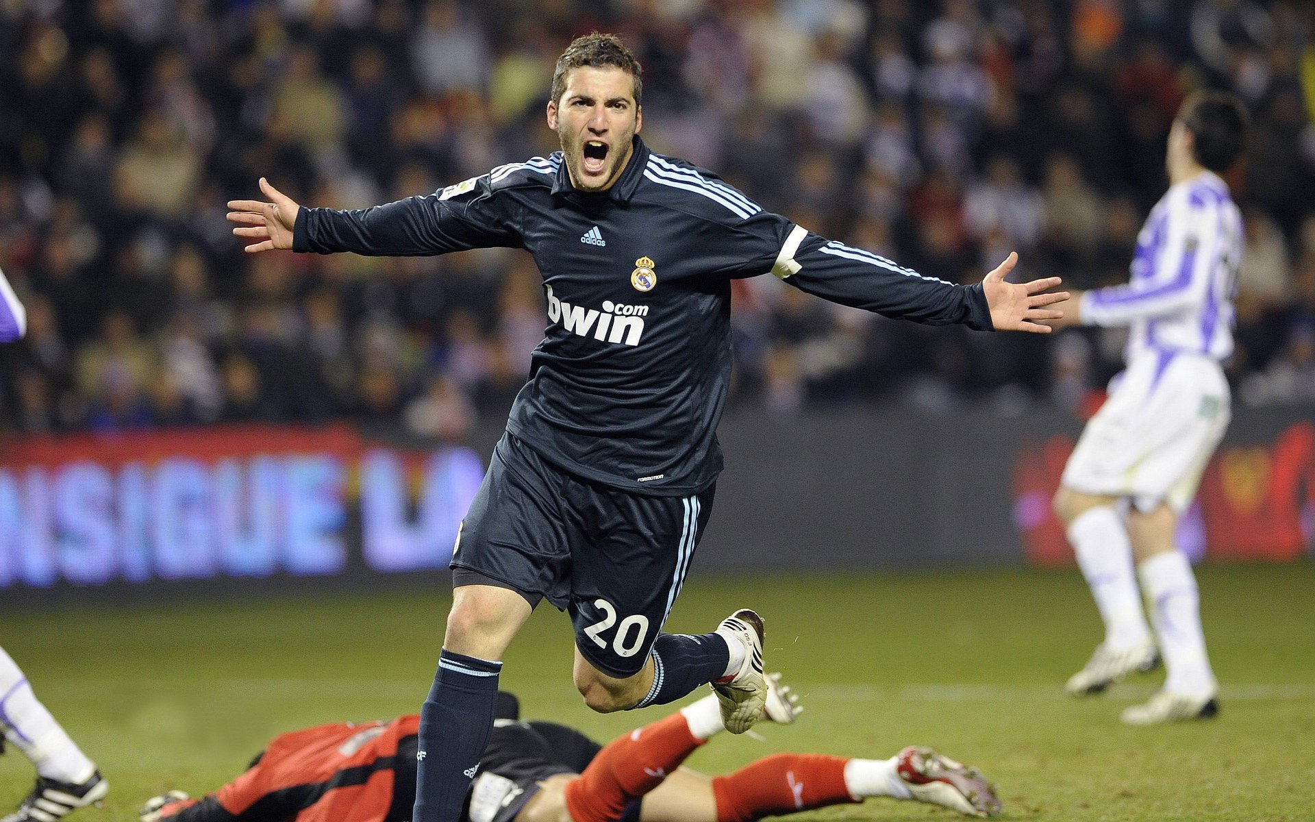 德甲强势反弹:逆境中绽放无限激情!,德甲经典比赛