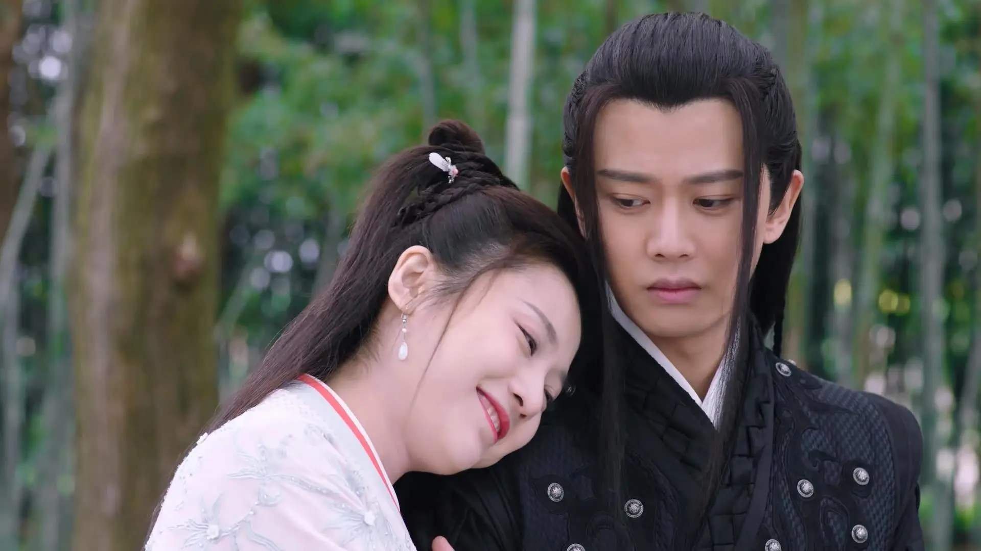 中国足球比赛中球员之间沟通效率与场上协作，足球队员配合